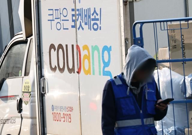 쿠팡 개인정보 유출 청문회에 김범석 의장은 불출석 서울연합뉴스 김인철 기자 국회 과학기술정보방송통신위원회의 쿠팡 개인정보 유출 사태 관련 청문회가 열린 17일 서울 시내의 한 쿠팡 물류센터 모습 여야는 이날 청문회에 창업주인 김범석 쿠팡Inc 의장을 비롯한 핵심 증인이 불출석한 점을 두고 강하게 질타했다 20251217 yatoyaynacokr2025-12-17 124858 저작권자 ⓒ ㈜연합뉴스 무단 전재 재배포 금지 AI 학습 및 활용 금지저작권자 ⓒ ㈜연합뉴스 무단 전재 재배포 금지 AI 학습 및 활용 금지