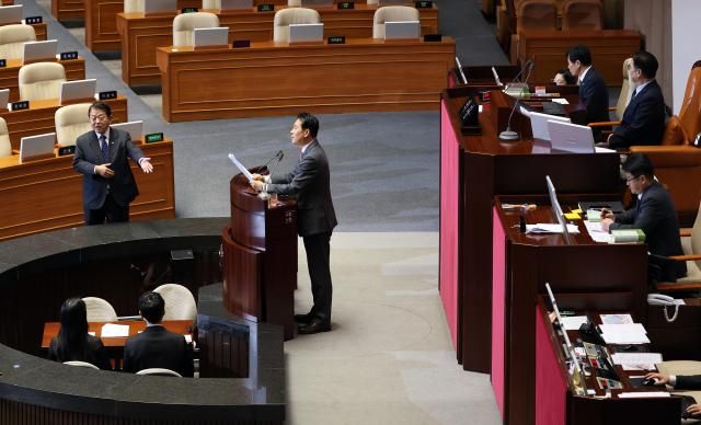 장동혁 국민의힘 대표가 23일 국회에서 열린 12월 임시국회 본회의에서 12·3 윤석열 비상계엄 등에 대한 전담재판부 설치 및 제보자 보호 등에 관한 특별법에 대한 무제한 토론을 하는 가운데 김병주 더불어민주당 의원이 찬성 토론 필요성 등을 지적하며 항의하고 있다 사진연합뉴스