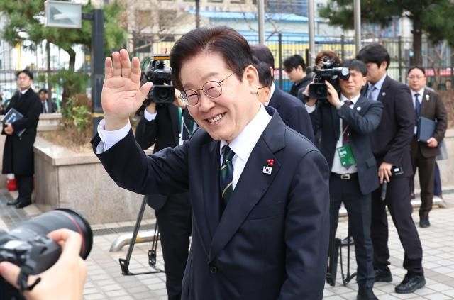 이재명 대통령이 23일 부산 동구 해양수산부에서 개청식에 참석하며 시민들에게 인사하고 있다사진연합뉴스