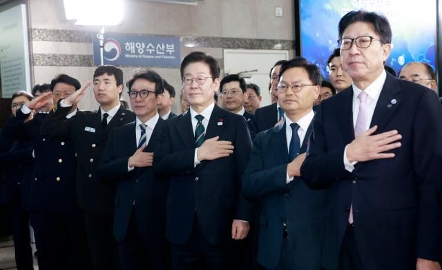 이재명 대통령가운데과 김성범 해양수산부 장관 직무대행오른쪽 두 번째이 23일 부산 동구 해양수산부 청사에서 열린 개청식에서 국민의례를 하고 있다 사진연합뉴스