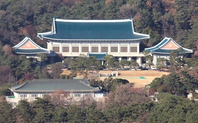 용산 대통령 집무실을 청와대로 옮기는 이사 작업이 착수된 8일 서울 종로구 정부서울청사에서 바라 본 청와대 성탄절 전후로 이사가 마무리될 예정이다 사진연합뉴스