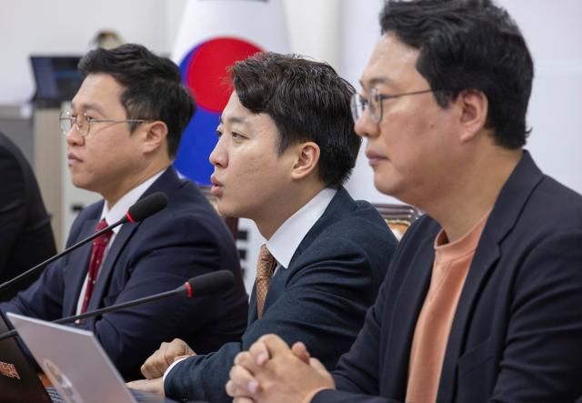 이준석 개혁신당 대표가 24일 국회에서 열린 최고위원회의에서 발언하고 있다 사진연합뉴스