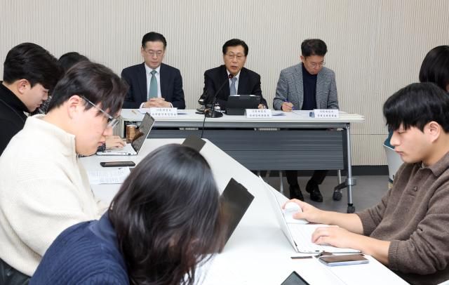 최지영 기획재정부 국제경제관리관가운데이 24일 정부세종청사 기재부 기자실에서 국내 투자 및 외환 안정 세제지원 방안에 관해 설명하고 있다 왼쪽은 박홍기 소득법인세정책관 오른쪽은 변광욱 국제조세정책관사진연합뉴스