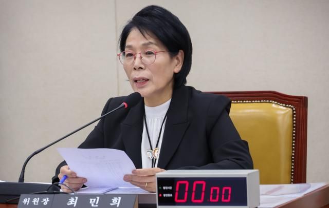 최민희 과방위원장이 지난 30일 여의도 국회에서 열린 종합감사에서 발언하고 있다 사진연합뉴스 