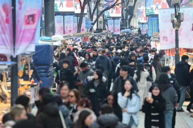 크리스마스를 하루 앞둔 24일 서울 중구 명동거리가 시민 및 관광객들로 붐비고 있다 사진연합뉴스