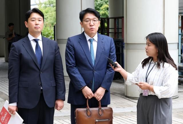 김건희 여사에게 고가의 그림을 건네고 공천을 청탁했다는 의혹을 받는 김상민 전 부장검사가 지난 9월 17일 서울 서초구 서울중앙지법에서 열린 구속 전 피의자 심문영장실질심사에 출석하면서 취재진 질문에 답하고 있다사진연합뉴스