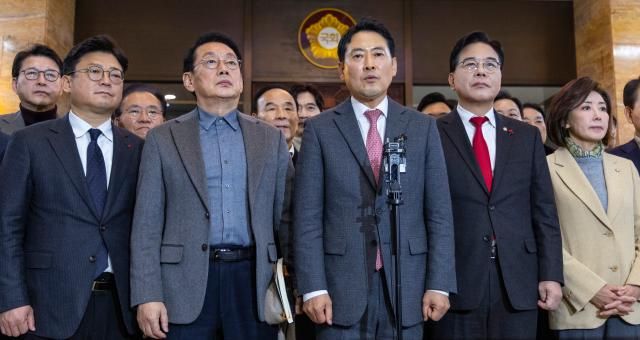 장동혁 국민의힘 대표가 지난 23일 내란전담재판부법에 반대해 국회 본회의장에서 24시간 동안 홀로 무제한 토론필리버스터을 진행한 뒤 기자회견에서 이재명 대통령에게 내란재판부법 재의요구권을 건의하는 발언을 하고 있다 사진연합뉴스