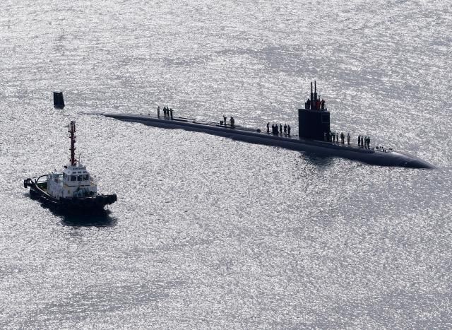 지난 23일 부산 해군작전기지에 미 해군 핵 추진 잠수함SSN 그린빌함이 입항하고 있다 사진연합뉴스