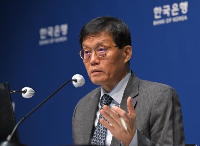 이창용 한국은행 총재가 지난달 27일 서울 중구 한국은행에서 열린 기자간담회에서 발언하고 있다 20251127 사진공동취재단
