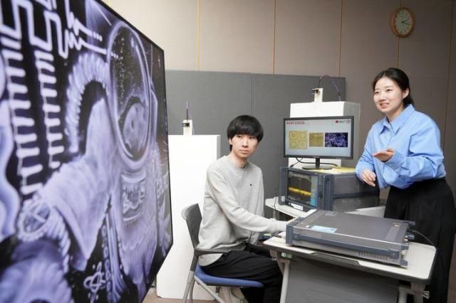 LG유플러스 연구원들이 액자 형태의 분산형 RIS에 전파를 발사하고 통신품질을 측정하고 있다 사진LG유플러스