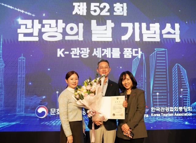 임석원 롯데면세점 경영지원부문장왼쪽 둘째이 지난 23일 서울 중구 더플라자호텔에서 열린 ‘제52회 관광의 날’ 기념식에서 문화체육관광부 장관 표창을 받은 뒤 기념사진을 촬영하고 있다 사진롯데면세점