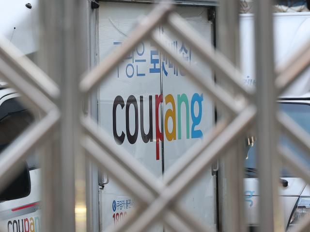 대통령실이 성탄절인 25일 오후 쿠팡의 대규모 개인정보 유출사태의 대책 마련을 위한 관계부처 장관급 회의를 연다 이날 서울 시내 한 주차장에 쿠팡 배달 차량이 주차돼 있다 사진연합뉴스