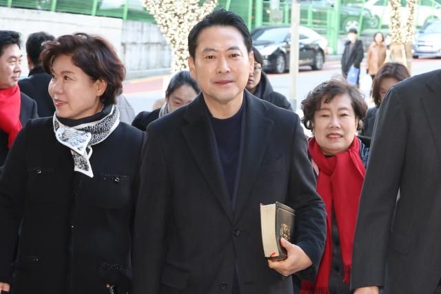 장동혁 국민의힘 대표가 25일 성탄 예배를 보기 위해 서울 서초구 사랑의교회로 들어가고 있다 사진연합뉴스