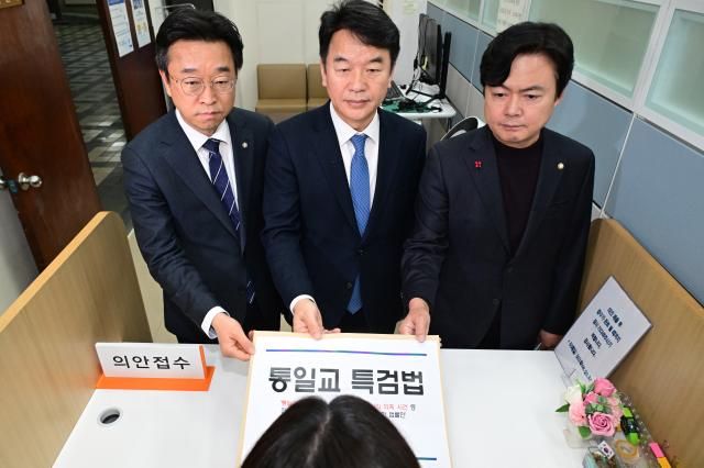 문진석 더불어민주당 원내운영수석부대표 이용우 원내부대표왼쪽 김현정 원내대변인오른쪽이 26일 국회 사무처 의안과에서 통일교 특검 법안을 제출하고 있다 사진연합뉴스