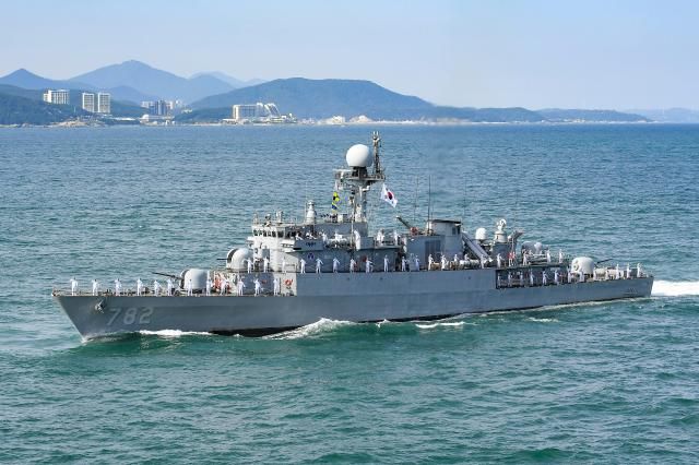 2025년 대한민국해군 관함식 해상사열에 참가한 광명함 사진해군 