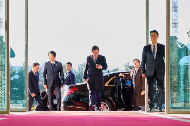 이재명 대통령이 26일 서울 용산 대통령실 정현관을 통해 출근하고 있다 이 대통령이 대통령실로 출근하는 것은 이날이 마지막으로 다음 주부터는 청와애에서 업무를 진행할 예정이다 사진대통령실 