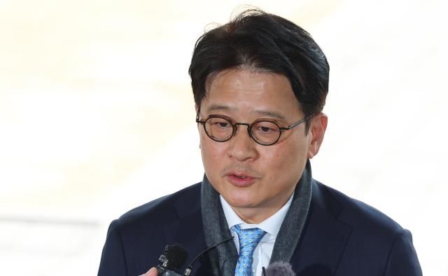 헌법재판소가 이창수 서울중앙지검장에 대한 국회의 탄핵소추를 기각한 13일 이 지검장이 서울 서초구 서울중앙지검으로 출근하며 취재진 질문에 답하고 있다 사진연합뉴스