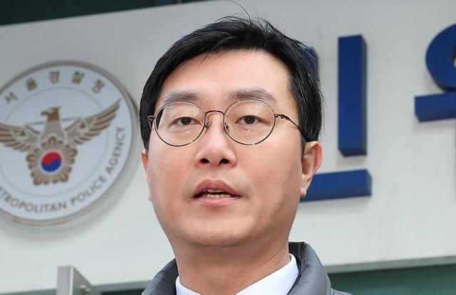 장경태 더불어민주당 의원이 2일 자신을 성추행 의혹으로 고발한 고소인을 무고 및 폭행 등으로 고소·고발하기 위해 서울경찰청 민원실을 방문한 뒤 나와 입장을 설명하고 있다 사진연합뉴스