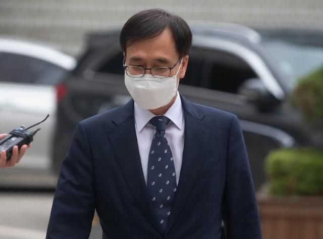 한동훈 검사장을 독직폭행한 혐의로 재판에 넘겨진 정진웅 울산지검 차장검사가 9일 오전 서울 서초구 서울중앙지법에서 열린 1심 결심 공판에 출석하고 있다 사진연합뉴스