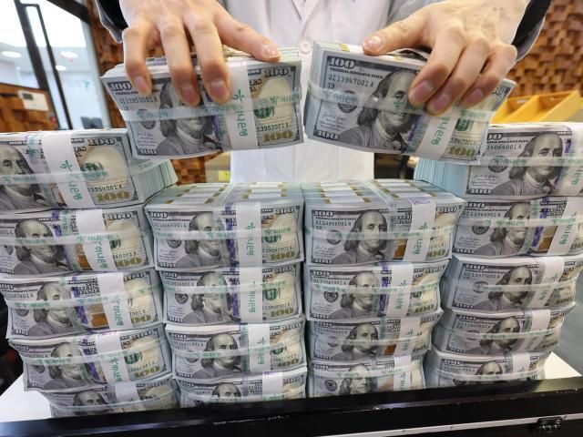 서울 중구 하나은행 위변조대응센터에서 직원이 달러화를 정리하고 있다 사진연합뉴스 
