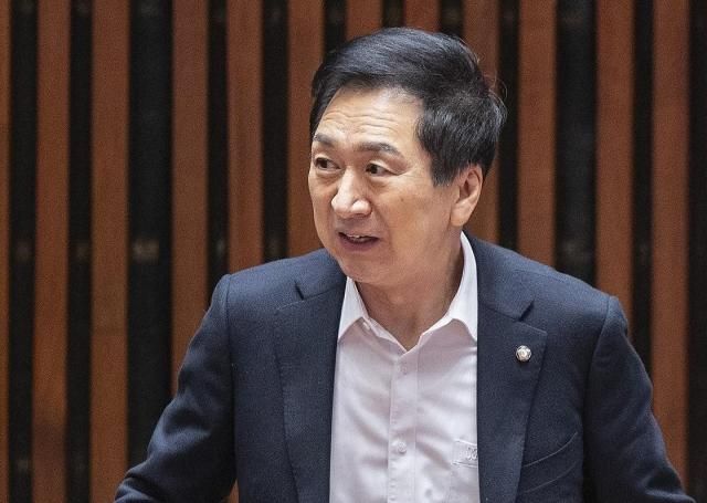 국민의힘 김기현 의원이 22일 국회에서 열린 의원 총회에 입장하고 있다 김 의원은 이날 김건희 특검에 명품 가방 전달 관련 피의자로 소환됐다 사진연합뉴스