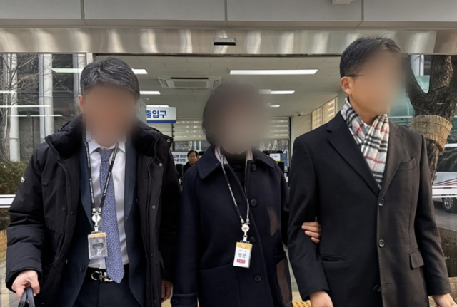 한학자 총재의 전 비서실장인 정원주씨가운데가 28일 오전 서울 서대문구 경찰청에 재소환되고 있다 사진연합뉴스