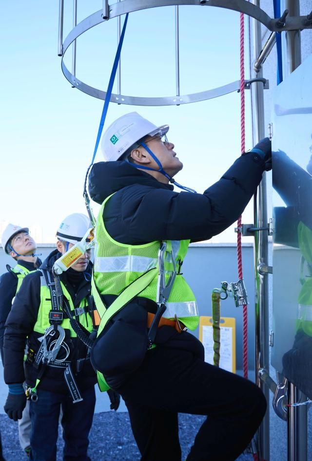 정재헌 CEO가 기지국 설치 작업 현장에 올라가는 모습 사진SKT