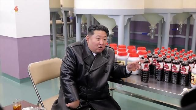 김정은 북한 국무위원장이 지난 24일 함경남도 정평군 지방공업공장·종합봉사소 준공식에 참석했다고 조선중앙TV가 25일 보도했다 사진연합뉴스