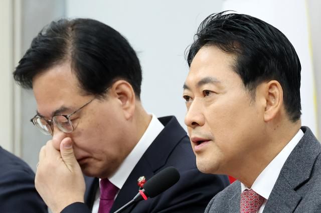 장동혁 대표가 22일 국회에서 열린 최고위원회의에서 모두발언을 하고 있다 왼쪽은 송언석 원내대표 