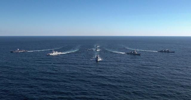 지난 10일 동해상에서 실시한 해군 함대급 해상 기동훈련에서 함정들이 전술기동을 하고 있다 사진 가운데 맨 앞 서애류성룡함 두번째 줄 왼쪽부터 왕건함 정조대왕함 율곡이이함 강감찬함 세번째 줄 대청함 맨 뒤 천지함 사진해군 