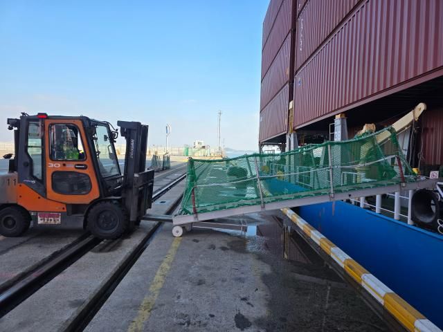 인천신항 선광신컨테이너터미널에서 힌지식 포크슬롯을 활용해 개발한 승하선 이동용 사다리를 설치하고 있다 사진인천항만공사