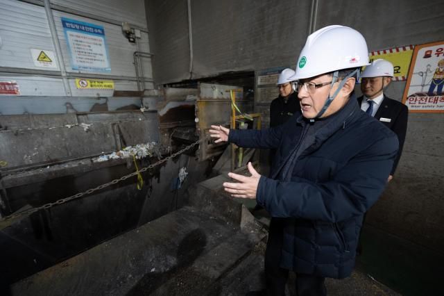 김성환 기후에너지환경부 장관이 29일 경기도 안산시 소재 생활폐기물 중계처리시설을 찾아 수도권 생활폐기물 직매립금지 시행에 대비해 처리계획을 점검하고 관련 시설을 살펴보고 있다사진기후에너지환경부