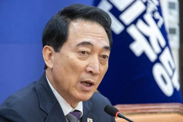 박수현 더불어민주당 수석대변인이 지난 21일 국회에서 가진 기자간담회에서 정치권 현안관련 발언하고 있다사진연합뉴스