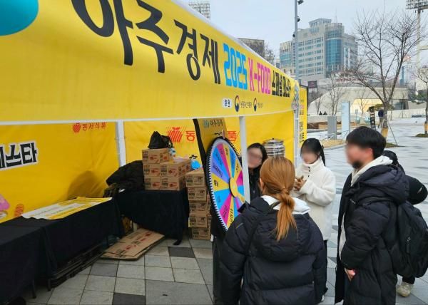 2025 K-푸드 스페셜 페스타가 29일 서울 동대문디자인플라자DDP에서 열린 가운데 참가자가 룰렛 이벤트에 참여하고 있다 사진홍승완 기자