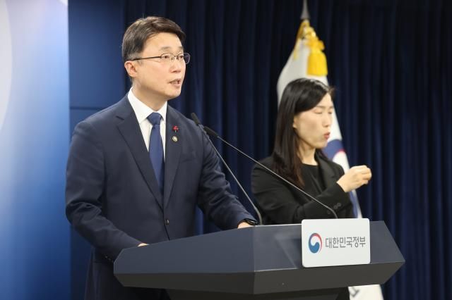 KT 역대급 서버 해킹…정부 전 이용자 위약금 면제 요구 서울연합뉴스 서대연 기자 류제명 과학기술정보통신부 제2차관이 29일 서울 종로구 정부서울청사에서 KTㆍLGU+ 침해사고 조사 결과를 브리핑하고 있다 과기정통부는 이날 브리핑에서 해킹 방지를 소홀히 해 이용자에게 안전한 통신 서비스를 제공할 의무를 다하지 못한 책임을 물어 KT에 전 이용자를 대상으로 위약금 면제 조치를 할 것을 요구했다 20251229 dwiseynacokr2025-12-29 145309 