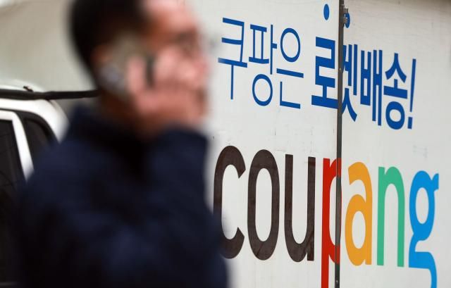 쿠팡 사태 한 달 정부와 이례적 충돌까지 서울연합뉴스 한종찬 기자 쿠팡의 개인정보유출 사태가 28일 한 달을 맞아 다른 방향으로 확전하면서 우려의 목소리가 커지고 있다 기존 국내 대기업들이 고객들의 기대감 속에 보여온 빠른 사태 수습과는 달리 이번 사태는 쿠팡과 정부 간 대립 양상으로 흐르고 있다 지난 달 29일 3천370만명의 정보가 유출된 사실을 공개한 이후 민관합동 조사에 협조하는 모습을 보이던 쿠팡이 이례적으로 지난 25일 단독 조사 결과를 발표한 것이 도화선이 됐다 사진은 서울 시내 한 주차장에 주차된 쿠팡 배송 차량 20251228 sabaynacokr2025-12-28 140108 저작권자 ⓒ ㈜연합뉴스 무단 전재 재배포 금지 AI 학습 및 활용 금지저작권자 ⓒ ㈜연합뉴스 무단 전재 재배포 금지 AI 학습 및 활용 금지