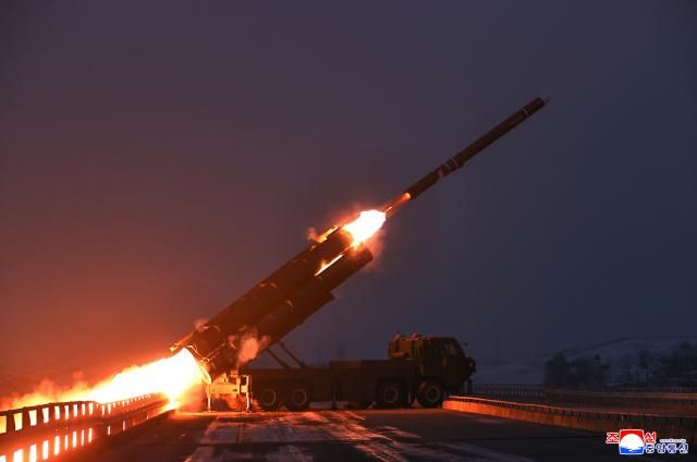 북한은 28일 서해상에서 김정은 북한 국무위원장이 참석한 가운데 장거리전략순항미사일 발사 훈련을 진행했다고 조선중앙통신이 29일 보도했다 사진연합뉴스