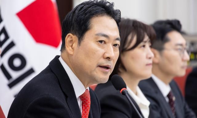 장동혁 국민의힘 대표가 지난 28일 국회에서 열린 기자간담회에서 통일교 특검과 내란전담재판부법 민주당의 3대 특검 종합 특별검사 추진과 관련한 발언을 하고 있다 사진연합뉴스