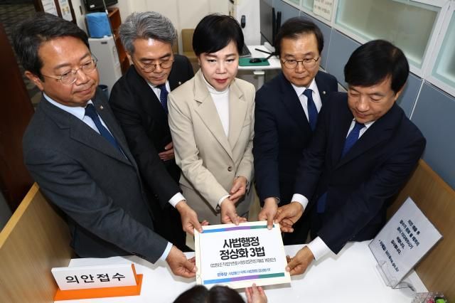 더불어민주당 사법불신 극복 및 사법행정 정상화 태스크포스TF 단장인 전현희 의원이 3일 서울 국회 의안과에 법원조직법·변호사법·법관징계법 개정안을 제출하고 있다사진연합뉴스