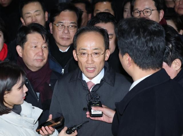 12·3 비상계엄 당시 의원들의 계엄 해제 표결 참여를 방해한 혐의를 받는 국민의힘 추경호 의원이 3일 구속영장이 기각돼 경기도 의왕 서울구치소를 나서며 취재진에 발언하고 있다 사진연합뉴스