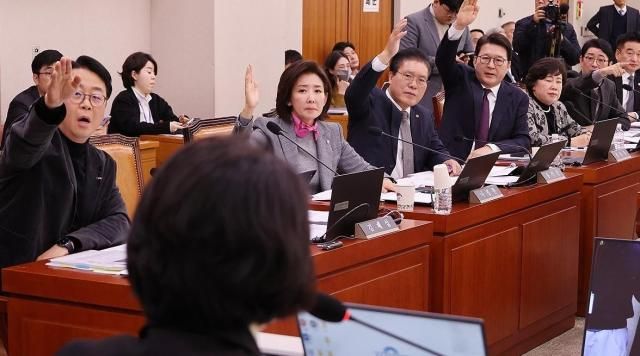 3일 서울 여의도 국회에서 열린 법제사법위원회 전체회의에서 국민의힘 소속 위원들이 더불어민주당 소속 추미애 위원장의 의사진행에 항의하며 발언기회를 요청하고 있다 사진연합뉴스