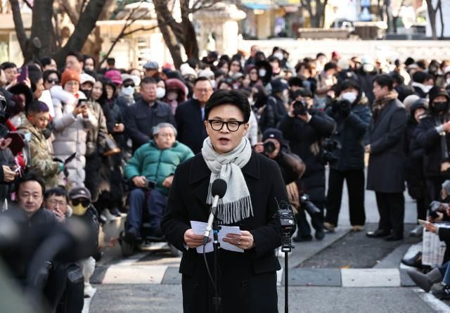 국민의힘 한동훈 전 대표가 3일 서울 여의도 국회도서관 앞 쪽문에서 12ㆍ3 비상계엄 1주년 관련 기자회견을 하고 있다사진연합뉴스