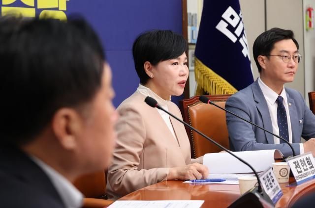 지난달 21일 서울 여의도 국회에서 열린 더불어민주당 3대 특검 종합대응특위 전체회의에서 전현희 총괄위원장이 발언하고 있다사진연합뉴스