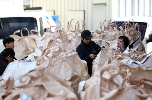 광주 북구청 직원들이 지난 11월 올해 수확한 벼의 품질을 살펴보고 있다 사진연합뉴스 