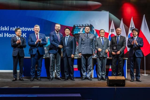 29일현지시간 폴란드 바르샤바 군사 박물관에서 열린 천무 3차 실행계약 체결식‘에서 강훈식 대통령실 비서실장왼쪽 네번째이 코시니악 카미슈 폴란드 부총리와 악수하고 있다 왼쪽부터 손재일 한화에어로스페이스 대표이사 파베우 베이다 폴란드 국방부 차관 왼쪽 다섯번째부터 아르투르 쿱텔 폴란드 군비청장 이용철 방사청장 피오트르 보이첵 WB그룹 회장 원종대 국방부 자원관리실장