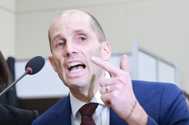 30일 국회에서 열린 쿠팡 침해사고 및 개인정보 유출 불공정 거래 노동환경 실태 파악과 재발 방지 대책 마련을 위한 청문회에서 해롤드 로저스 쿠팡 대표이사가 최민희 과학기술정보방송통신위원회 위원장의 동시통역기 착용 요구에 답변하고 있다 사진연합뉴스