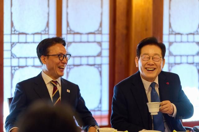 이재명 대통령이 30일 총리 공관 내 삼청당에서 출입기자단과 차담회를 하고 있다 왼쪽은 김민석 국무총리 사진청와대