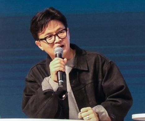 한동훈 전 국민의힘 대표가 지난 21일 경기도 고양시 킨텍스에서 연 토크콘서트에서 참가자들과 대화하고 있다 한동훈 전 대표 제공 연합뉴스 