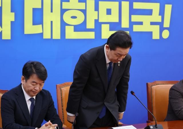 더불어민주당 김병기 원내대표가 30일 서울 여의도 국회에서 열린 민주당 원내대책회의에서 사퇴의사를 밝히며 사과하고 있다사진연합뉴스