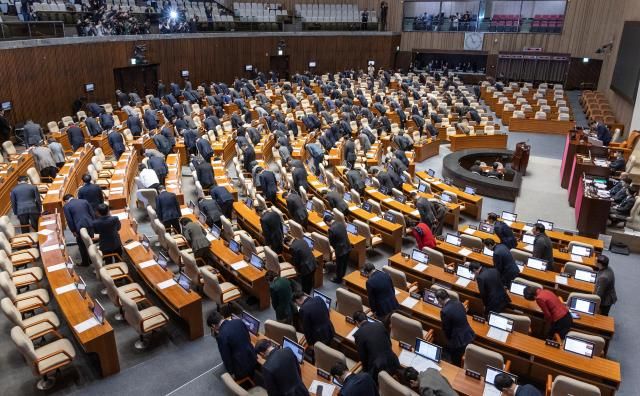 30일 국회에서 열린 2025년도 마지막 본회의인 12월 임시국회 3차 본회의에서 안건을 모두 처리한 여야 의원들이 우원식 국회의장의 제의로 국민에게 인사하고 있다 사진연합뉴스